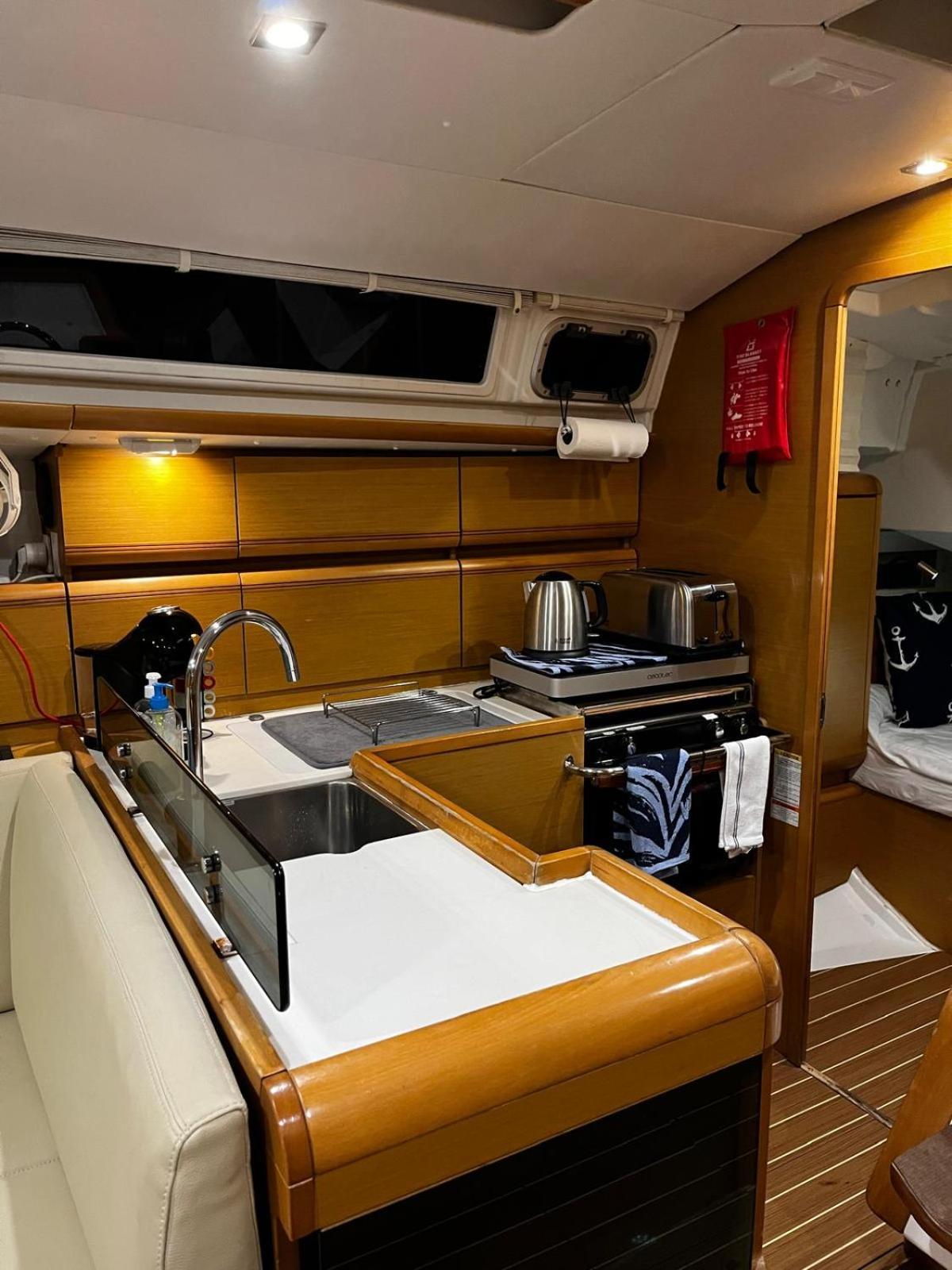 Sleep Aboard A Modern Sailboat In Oeiras Hotel Exterior photo