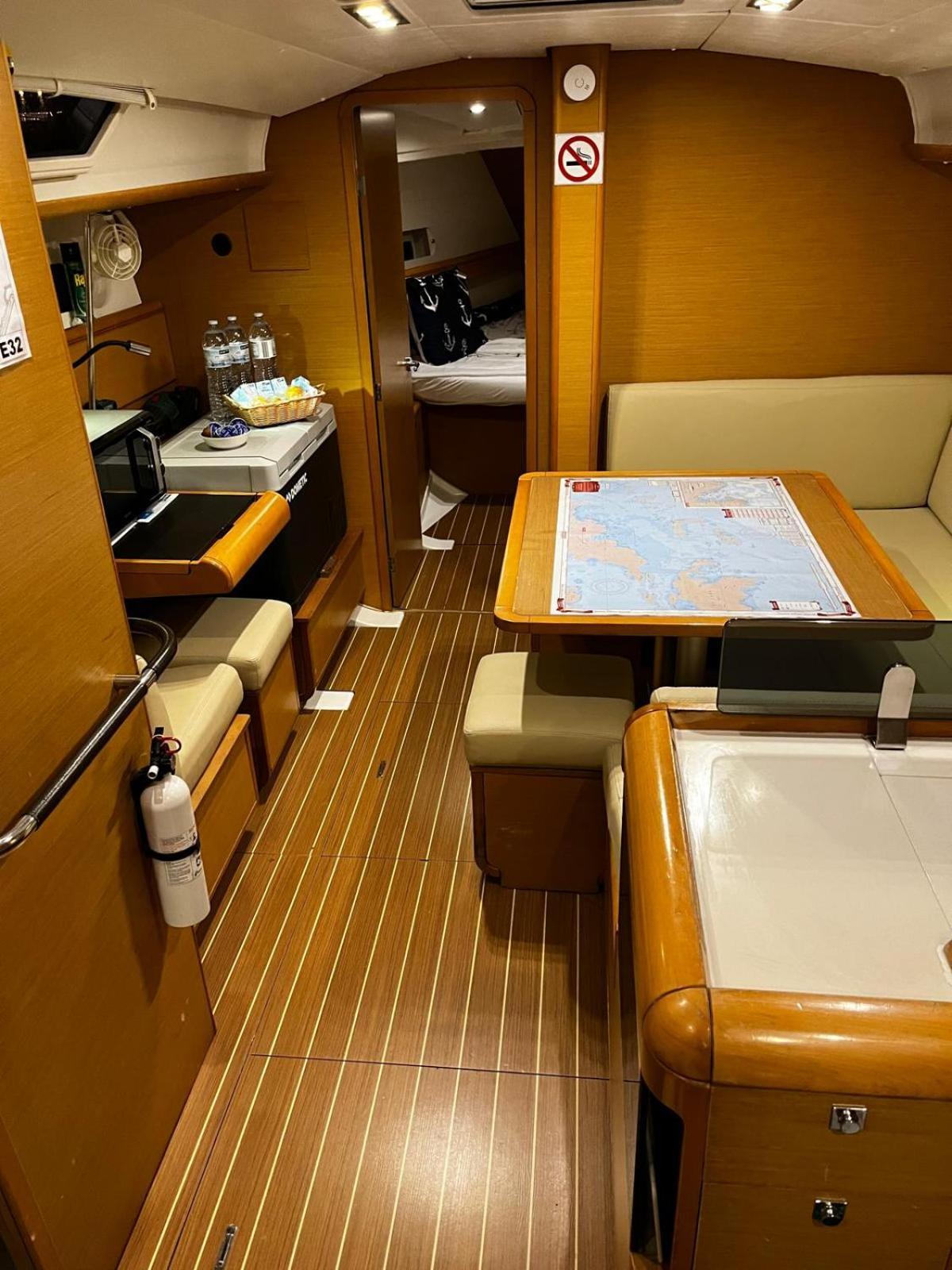 Sleep Aboard A Modern Sailboat In Oeiras Hotel Exterior photo