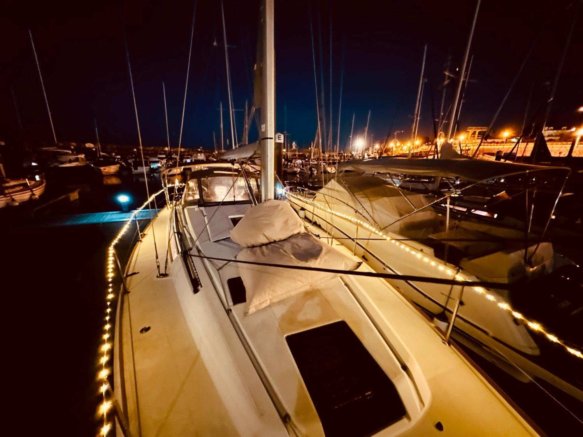 Sleep Aboard A Modern Sailboat In Oeiras Hotel Exterior photo