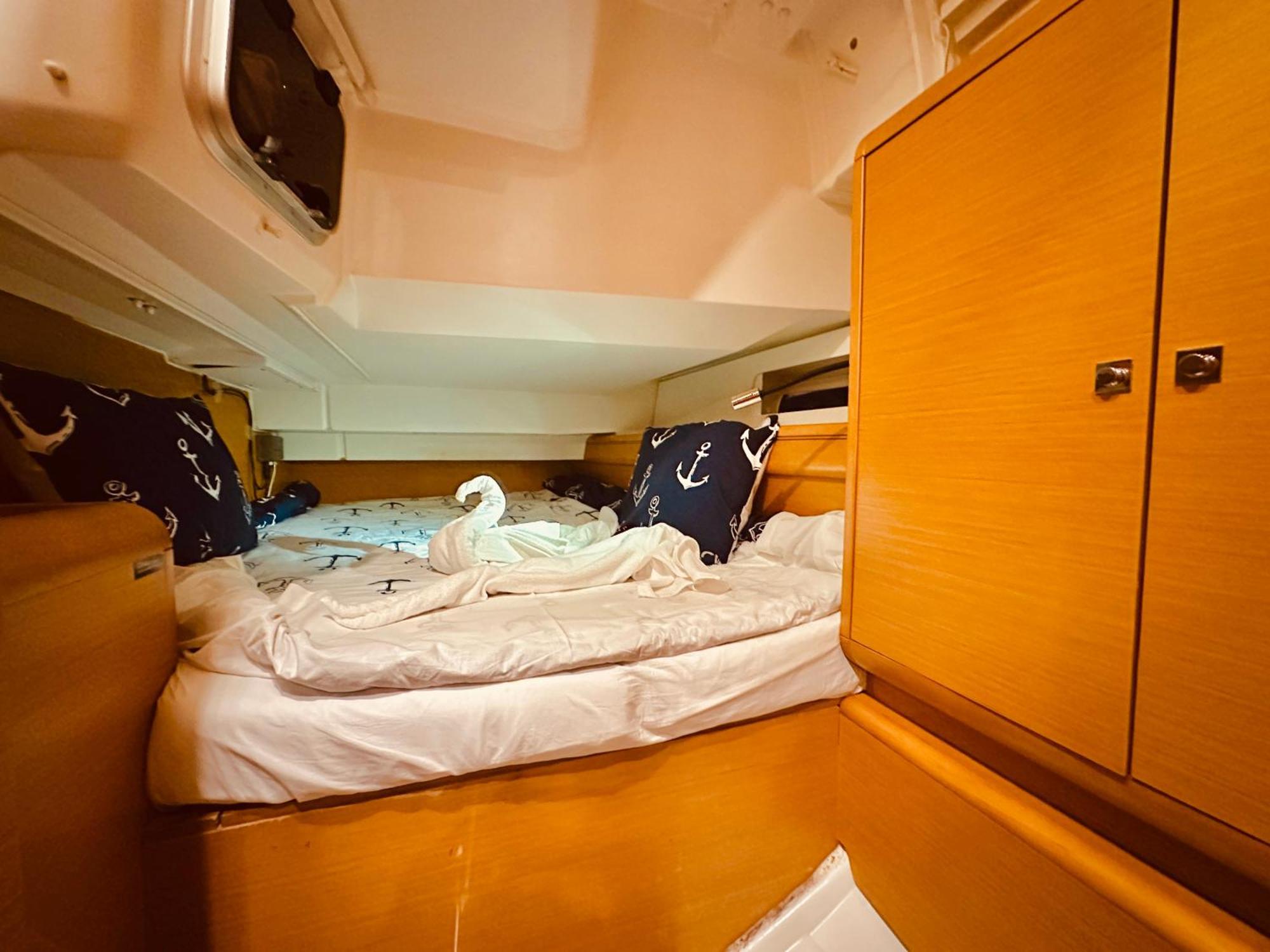 Sleep Aboard A Modern Sailboat In Oeiras Hotel Exterior photo
