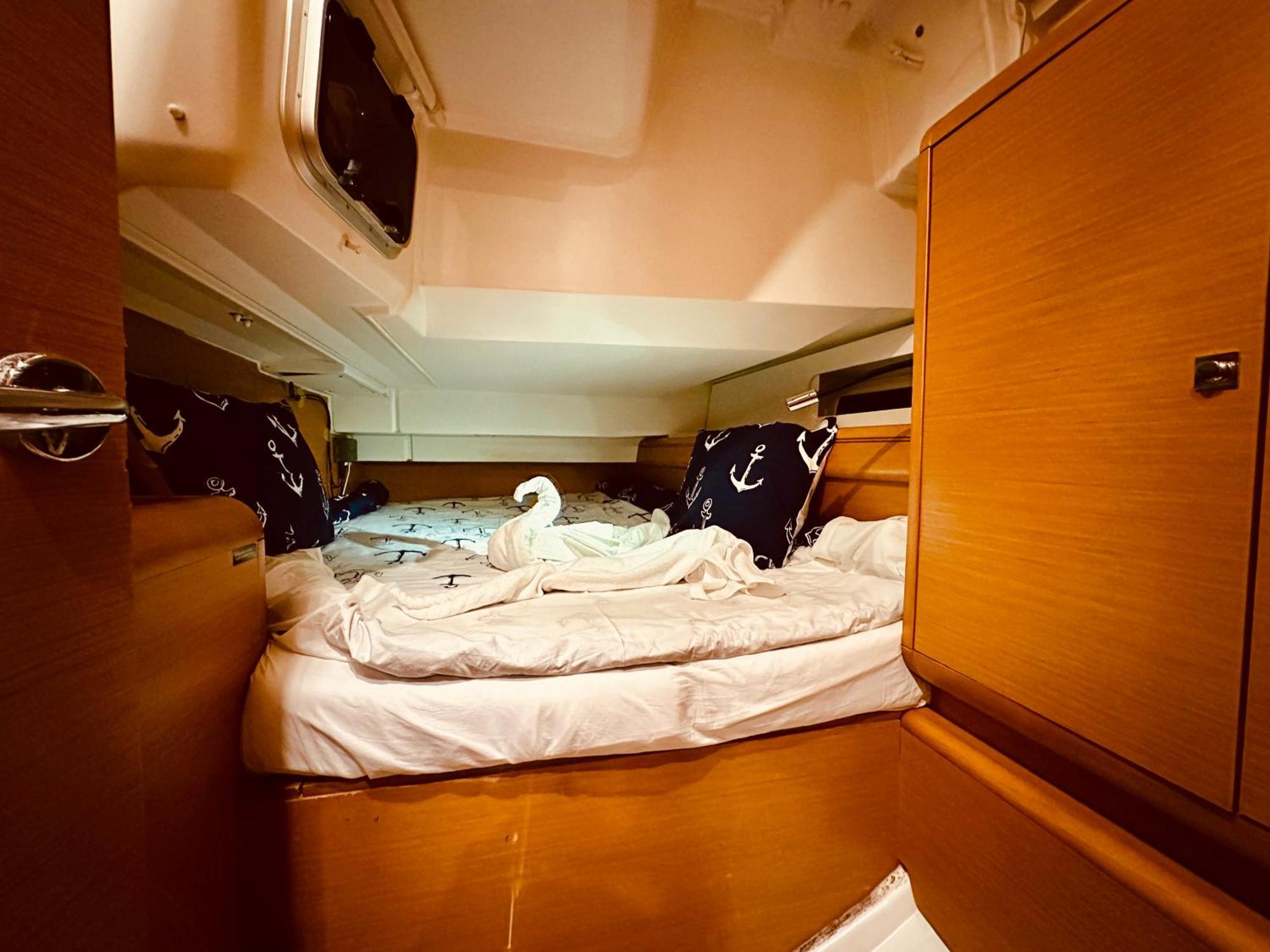 Sleep Aboard A Modern Sailboat In Oeiras Hotel Exterior photo